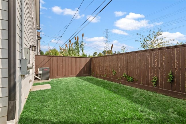 Building Photo - 2002 Lynnfield St