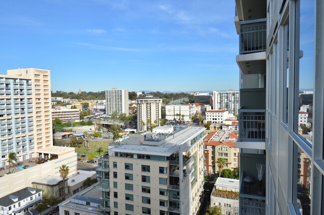 Building Photo - Little Italy LOCATION! Luxury 18th Floor W...