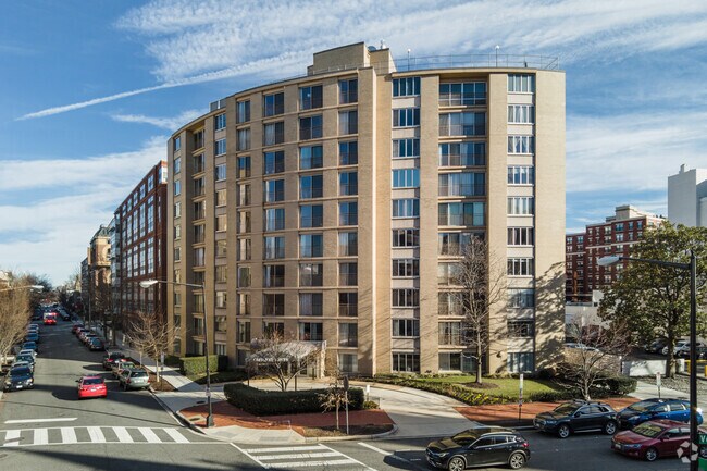 Building Photo - Crescent Tower