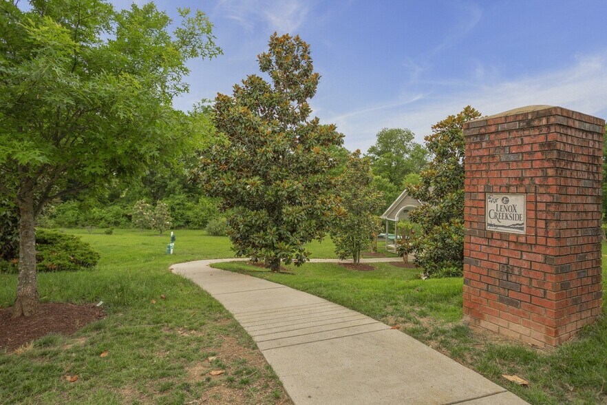 Building Photo - 8201 Lenox Creekside Dr