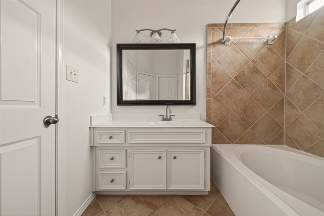 Building Photo - 14927 Tuttle Point Dr