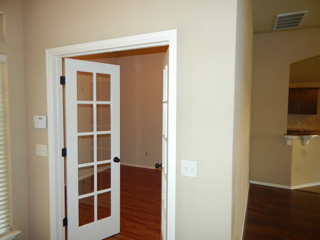 Building Photo - 3 bedrooms + 2 bathrooms + Study + Edmond Schools + Silverhawk Addition