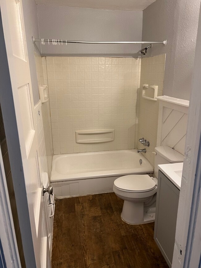 Building Photo - 422 E Worth St