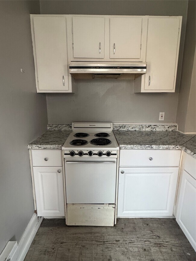 Building Photo - 46 Lake Ave