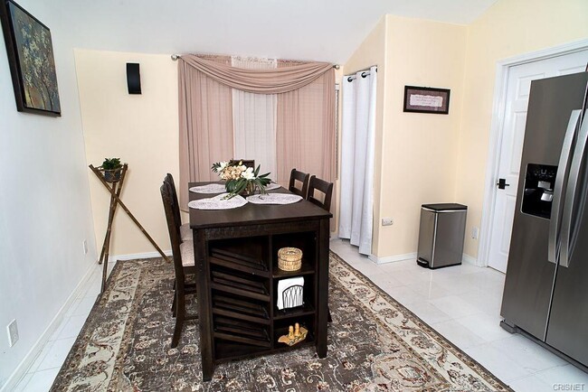 dining area - 5912 Yarmouth Ave