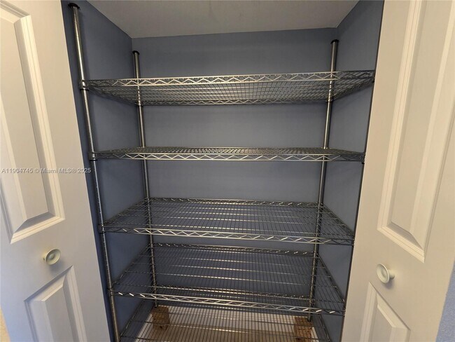 Building Photo - 3200 Port Royale Dr N