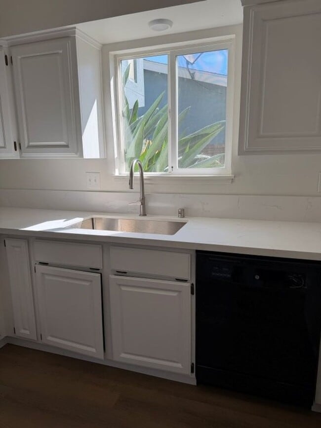 Building Photo - Updated Knollwood Condo with Community Pool