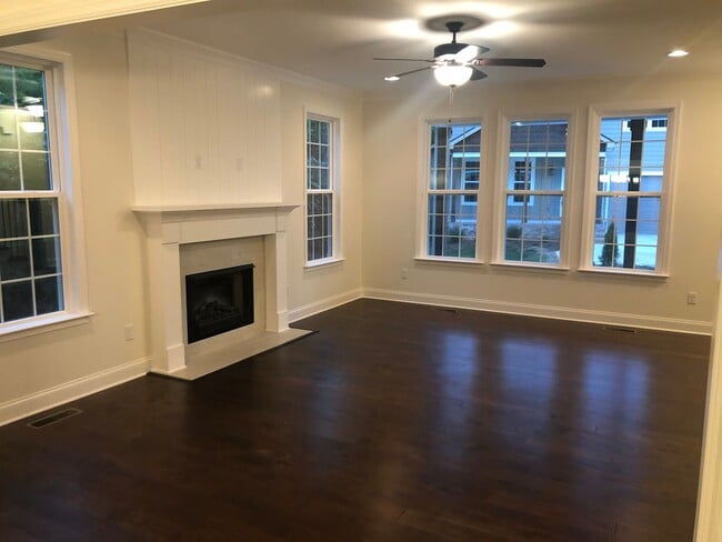 Building Photo - 3 Bedrooms + 2.5 Bath Renatal in East Brainerd