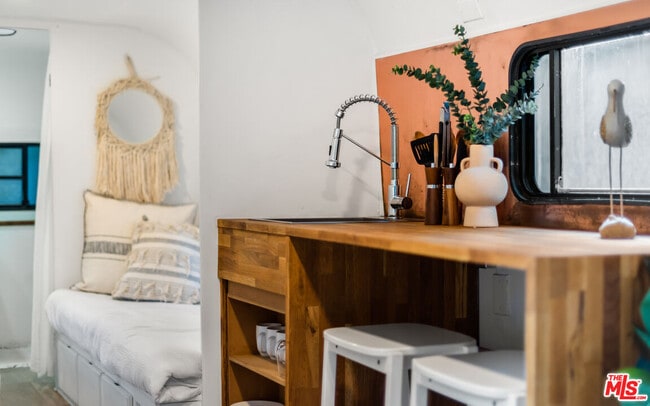 Building Photo - 272 N Topanga Canyon Blvd