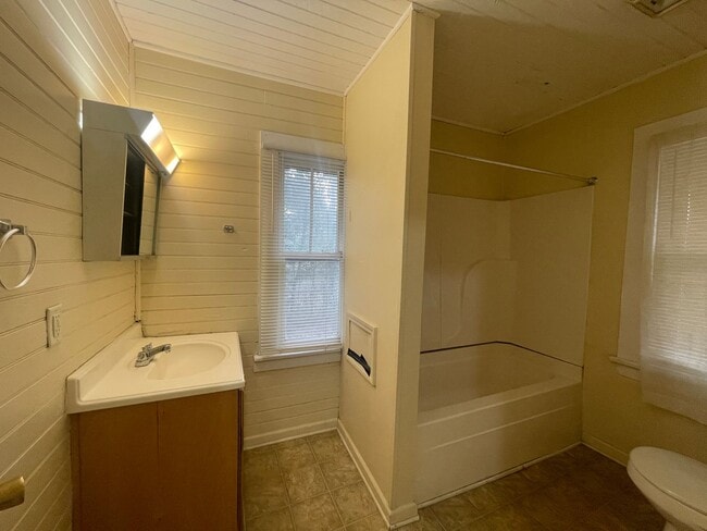 Building Photo - 2 Bed, 1 Bath House