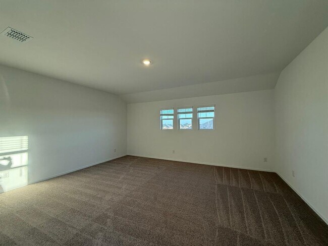 Building Photo - 561 Sormonne Lp