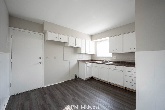 Building Photo - Charming 2-Bedroom Duplex in Indianapolis with Modern Amenities!