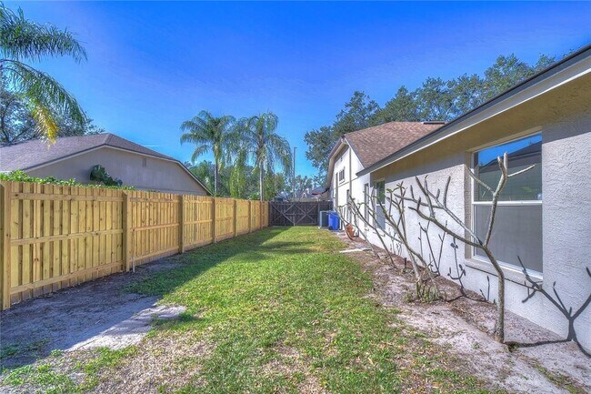 Building Photo - 9502 Sunnyoak Dr