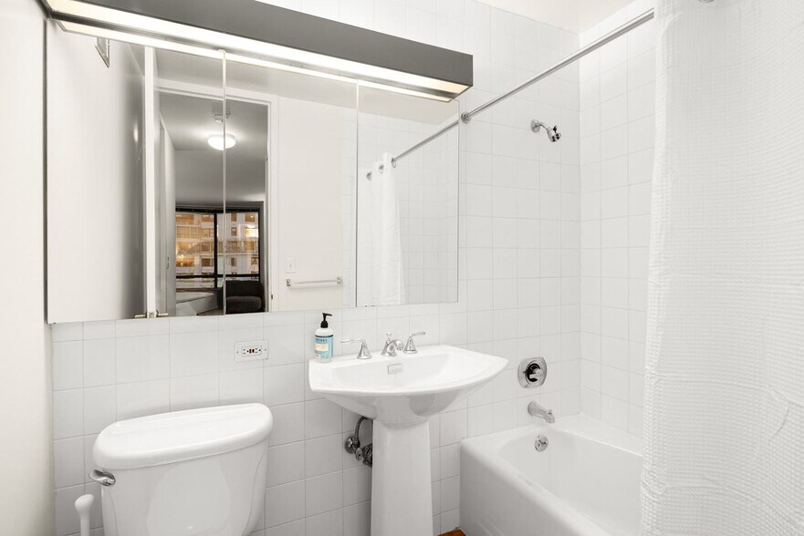 Building Photo - 525 E 72nd St