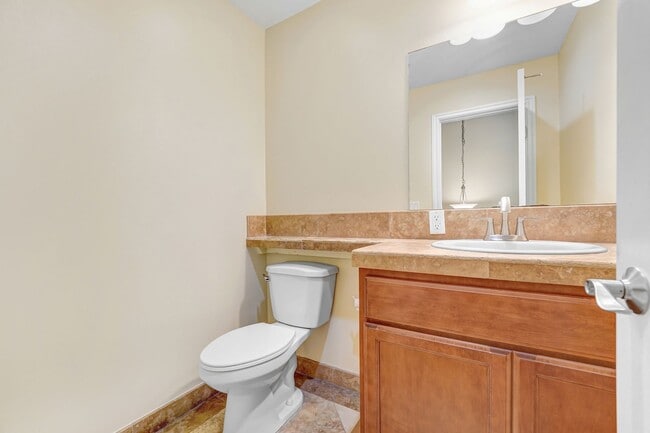 Building Photo - Spacious 3 Bedroom 2.5 Bath Available Now!