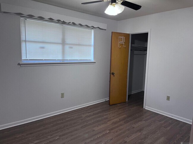 Building Photo - 3135 Woodcrest Dr