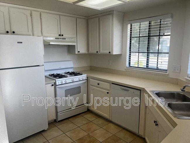 Building Photo - 122 W 5th St