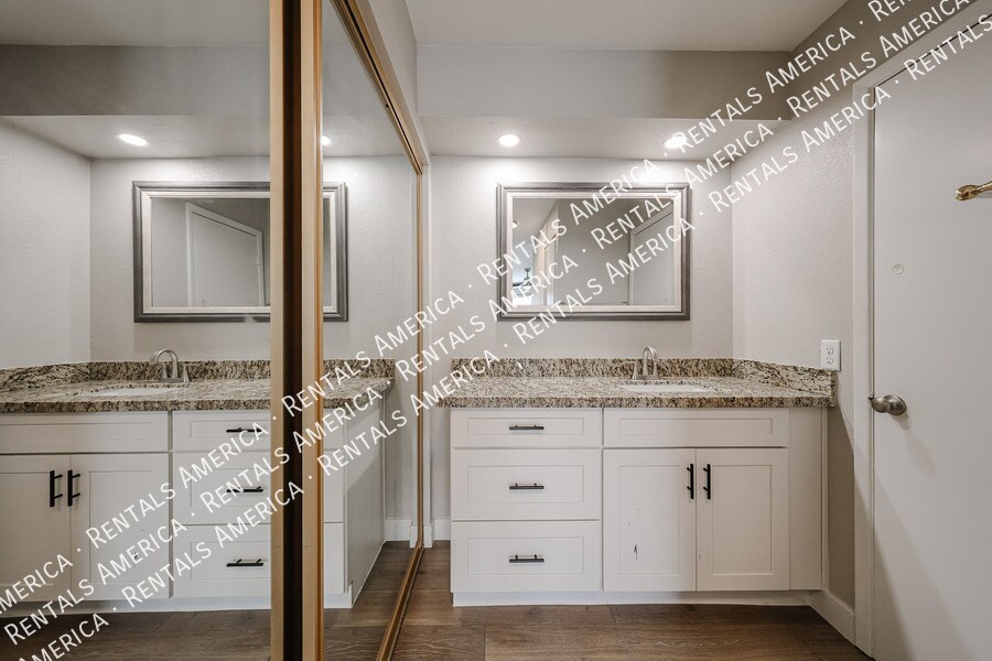 Building Photo - 700 E Mesquite Cir