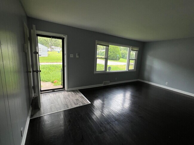 Building Photo - Gorgeous THREE bedroom home with one bath, AVAILABLE NOW!  Passed all inspections!  Private backy...