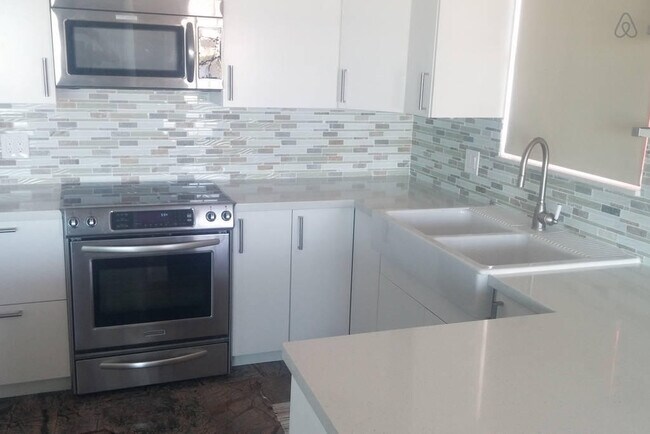 Building Photo - 1351 NE Miami Gardens Dr