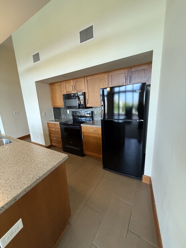 Building Photo - Luxury Apartment