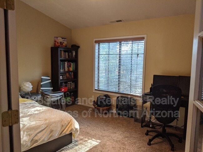 Building Photo - 1538 W University Heights Dr S