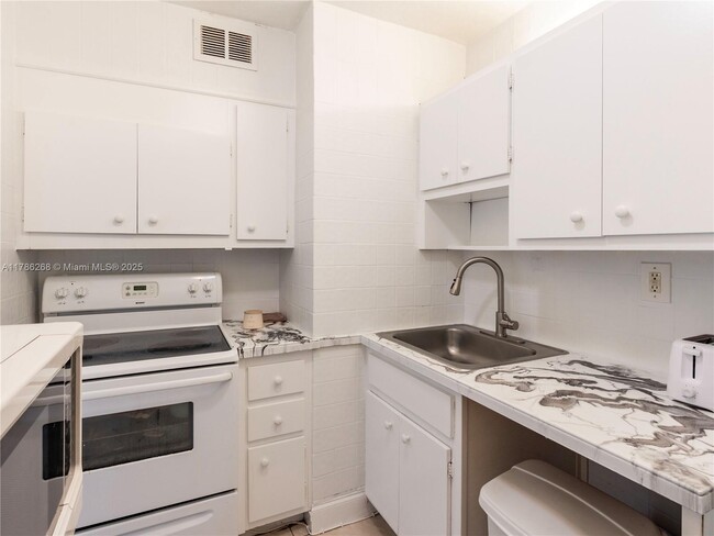 Building Photo - 2899 Collins Ave