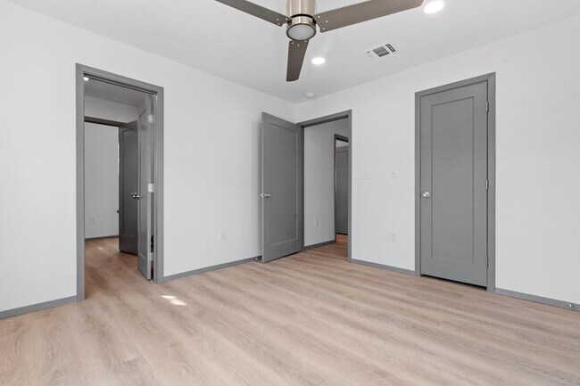 Building Photo - 905 N Lincoln St