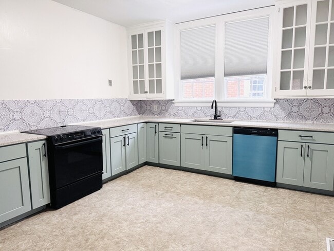 Primary Photo - 711 Kenan St W