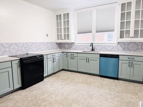 Building Photo - 711 Kenan St W