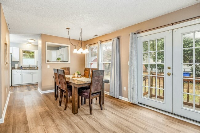 Building Photo - 1526 Fort Bragg Rd