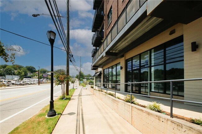 Building Photo - 764 Memorial Dr SE