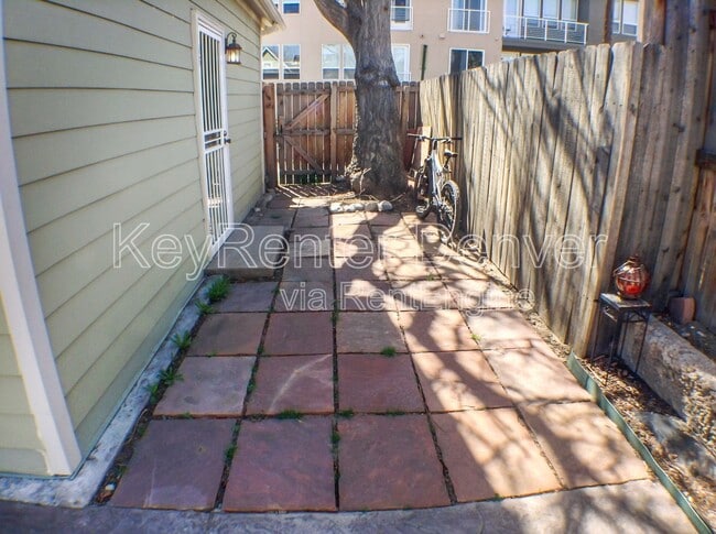 Building Photo - 2606 W River Dr