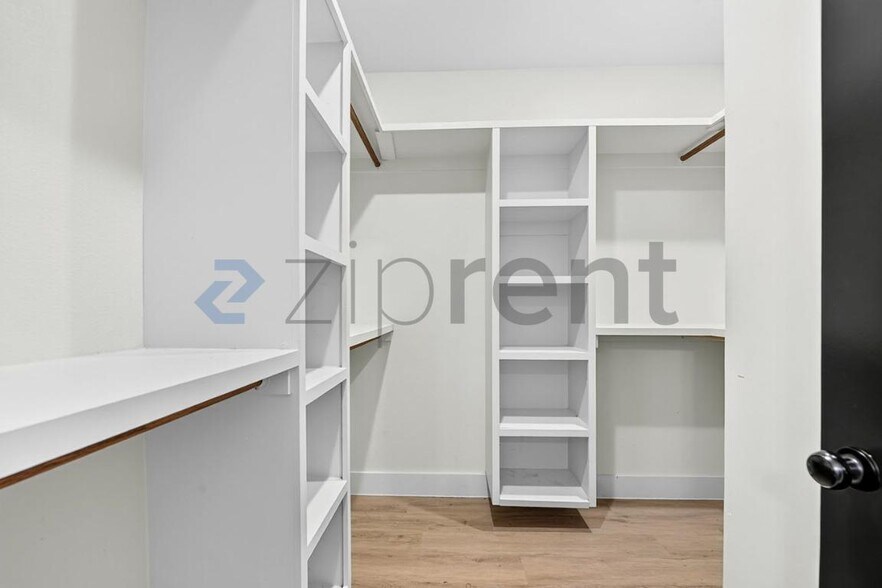Building Photo - Unit