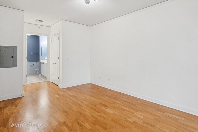 Building Photo - 450 E Waterside Dr