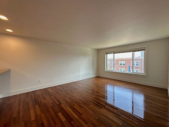 Building Photo - 1 bedroom top floor condo home in Stadium ...