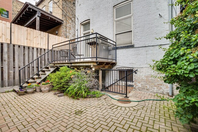 Building Photo - 2238 N Geneva Terrace