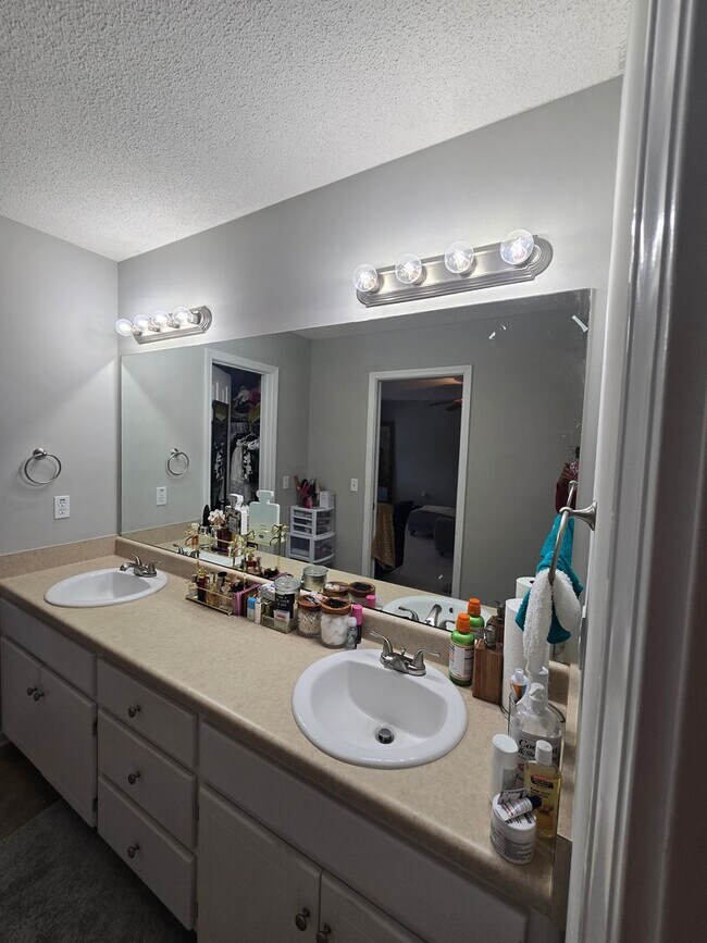 Building Photo - Woodland Park