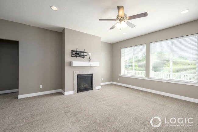Building Photo - Stunning Row End Townhome In Prime Location!