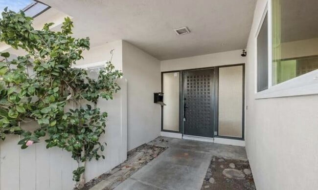 Building Photo - 3808 Vista Campana S
