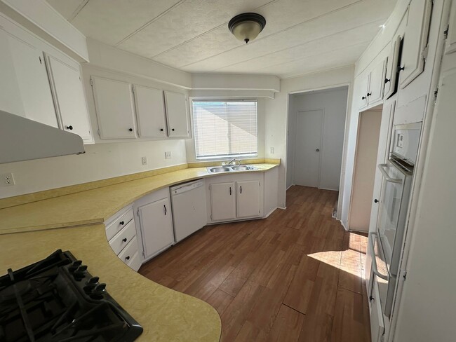 Building Photo - Private 3-Bed, 2-Bath Trailer with Large L...