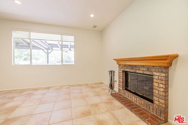 Building Photo - 25755 Hood Way