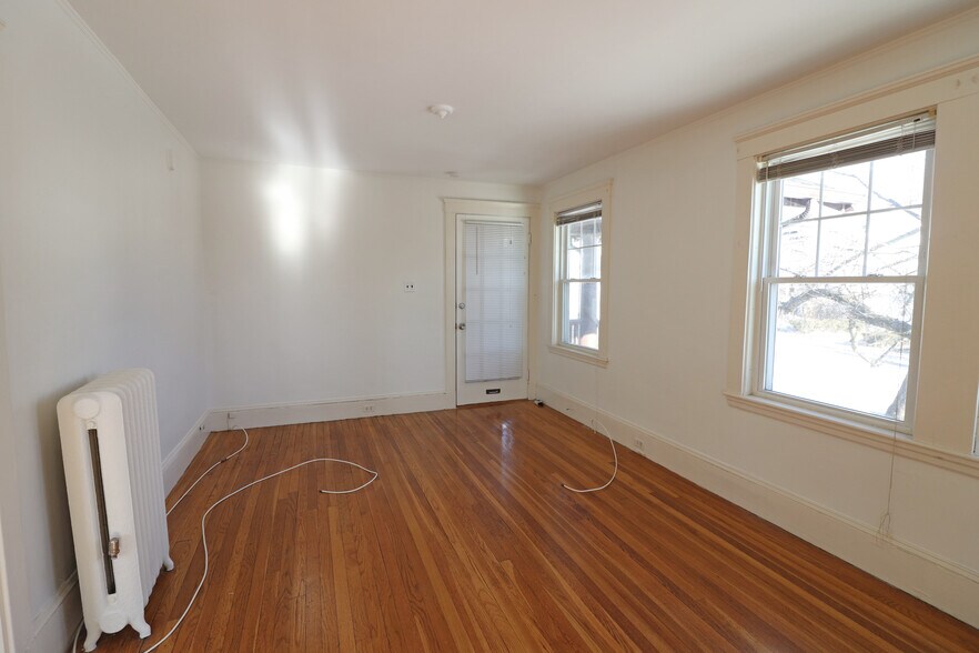Building Photo - 54 Maplewood St