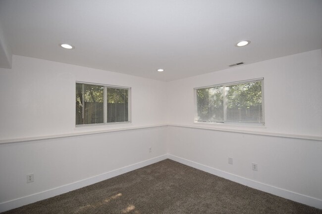 Building Photo - Huge 6 Bed 2 Bath Home in SLC!!!