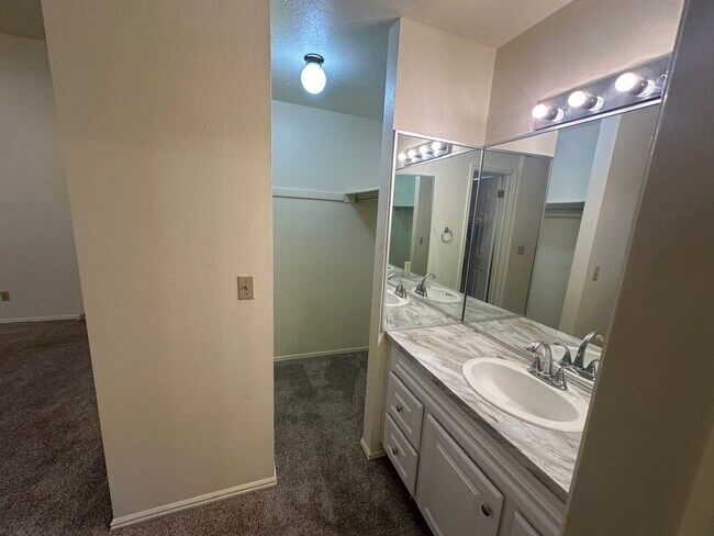 Building Photo - 3059 Bayberry Cir