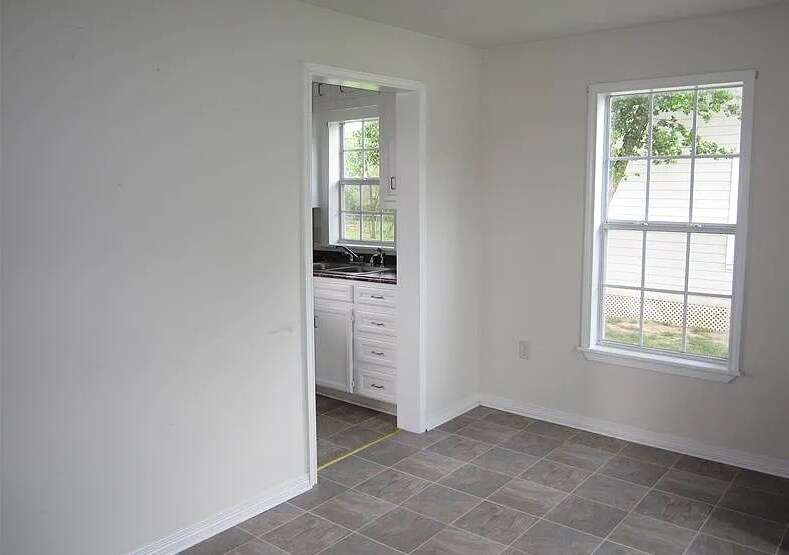 Building Photo - 706 Leonard Dr