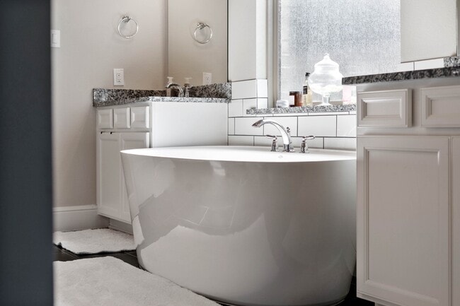 Building Photo - 2210 Bristlegrass Dr