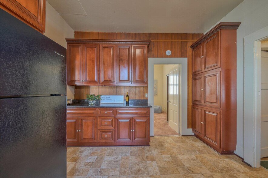 Kitchen cabinets - 750 Laurel Ave