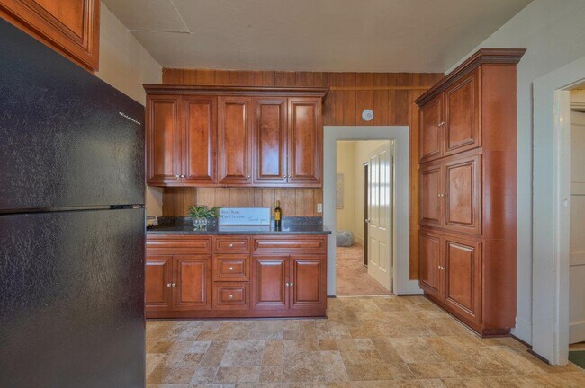 Kitchen cabinets - 750 Laurel Ave