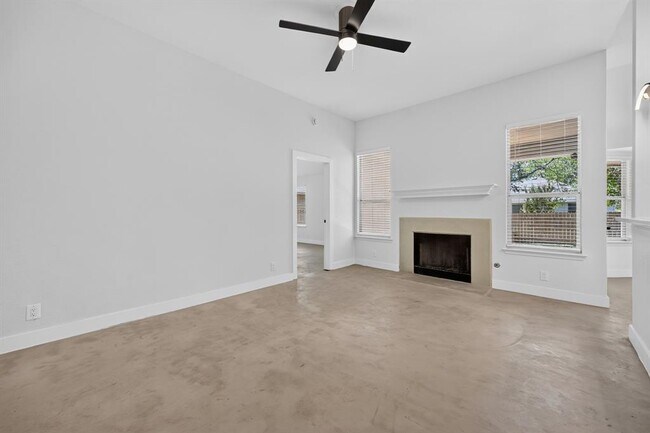 Building Photo - 14511 Oliphant St